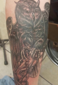 老鹰纹身  男生小臂上黑灰的老鹰纹身图片