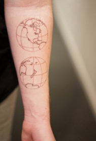 地球纹身图案 女生手臂上黑色的地球纹身图片