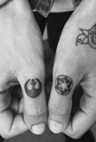 简约手指纹身 男生手指上黑色的创意符号纹身图片