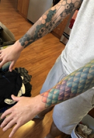 几何元素纹身  男生手臂上彩色的几何元素纹身图片