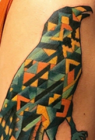 大臂纹身图 男生大臂上彩色的几何老鹰纹身图片