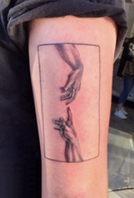 手部纹身小图案 男生手臂上几何和手纹身图片