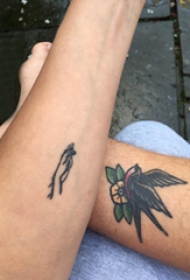 燕子和花朵纹身图案  男生小腿上燕子和花朵纹身图片