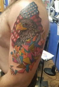 大臂纹身图片 男生大臂上三角形和老鹰纹身图片