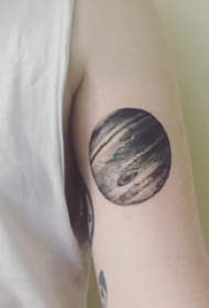 纹身点刺技巧 女生手臂上黑色的星球纹身图片