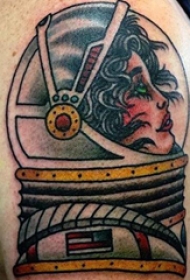宇航员纹身  男生大臂上彩色的宇航员纹身图片