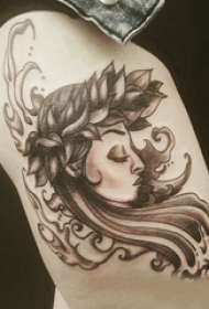 大腿传统纹身 女生大腿上黑色的人物肖像纹身图片
