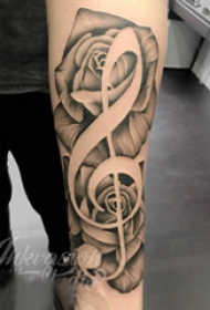 音符纹身 女生手臂上花朵和音符纹身图片