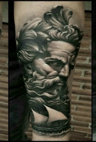人物肖像纹身  男生手臂上素描的人物肖像纹身图片