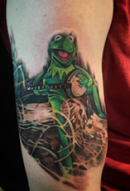 百乐动物纹身 男生大臂上彩色的青蛙纹身图片