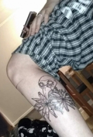 植物纹身 男生小腿上黑色的植物纹身图片