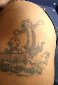 卡通老虎纹身图案 男生大臂上彩色的卡通老虎纹身图片