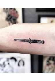 欧美匕首纹身 男生手臂上匕首纹身图片