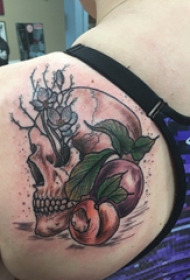 后肩纹身 女生后肩上植物和骷髅纹身图片