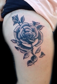 大腿纹身图女 女生大腿上黑色的玫瑰纹身图片