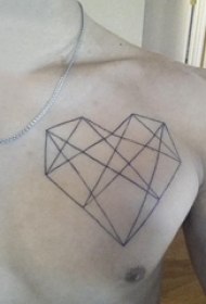 心形纹身图片 男生胸部黑色的几何心形纹身图片