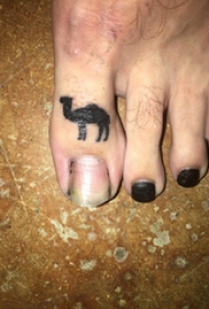脚背纹身 男生脚趾上黑色的骆驼纹身图片