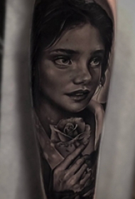 写实美女纹身 男生手臂上玫瑰和女生人物纹身图片