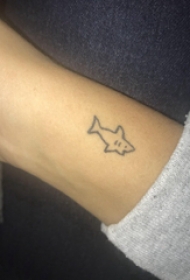 鲨鱼纹身图 女生手臂上小清新的鲨鱼纹身图片