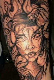 美杜莎纹身图片  女生手臂上黑灰的美杜莎纹身图片