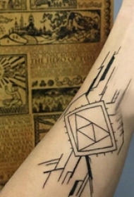 3d几何纹身图案 男生手臂上黑色的几何纹身图片