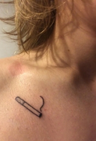 香烟图案纹身  女生锁骨上黑色的香烟纹身图片