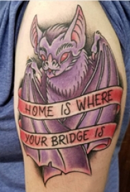 纹身蝙蝠  男生大臂上彩色的蝙蝠纹身图片