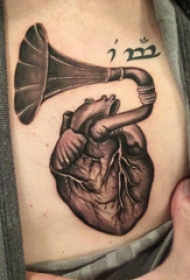 心脏纹身 男生锁骨下心脏纹身图片