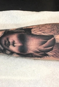 点刺纹身  男生手臂上黑灰色的点刺纹身图片