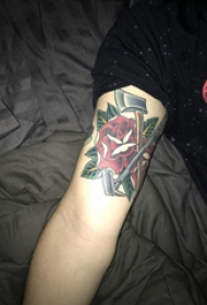 玫瑰纹身图 男生手臂上斧头和玫瑰纹身图片