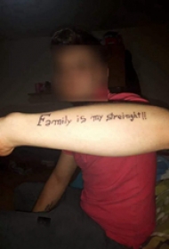 手纹身英文字母  男生手臂上黑色的英文纹身图片