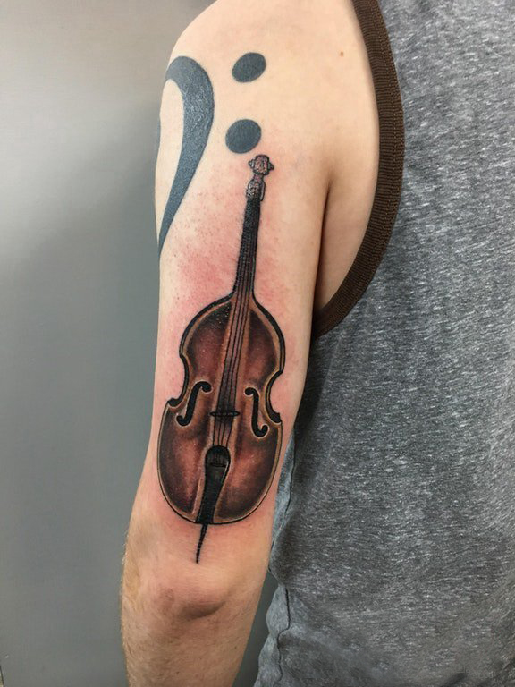 点击大图看下一张：小提琴纹身图案  男生手臂上彩绘的小提琴纹身图片