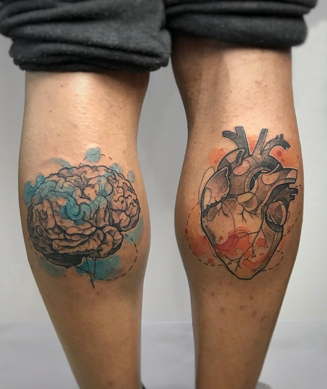 点击大图看下一张：心脏纹身 男生小腿上心脏纹身图片
