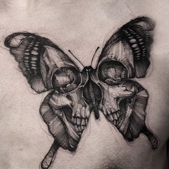 点击大图看下一张：胸部纹身男 男生胸部骷髅和蝴蝶纹身图片