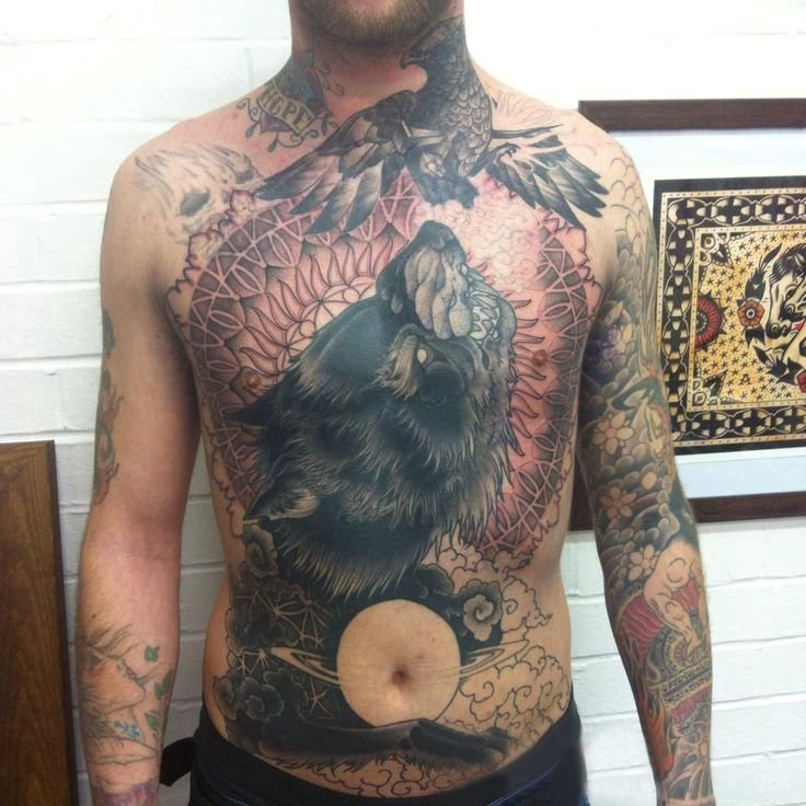 点击大图看下一张：胸前纹身  男生满胸彩色的鸟纹身图片
