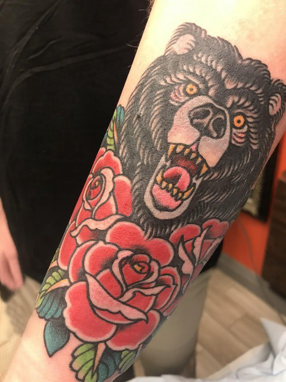 点击大图看下一张：熊纹身  女生手臂上熊和花朵纹身图片
