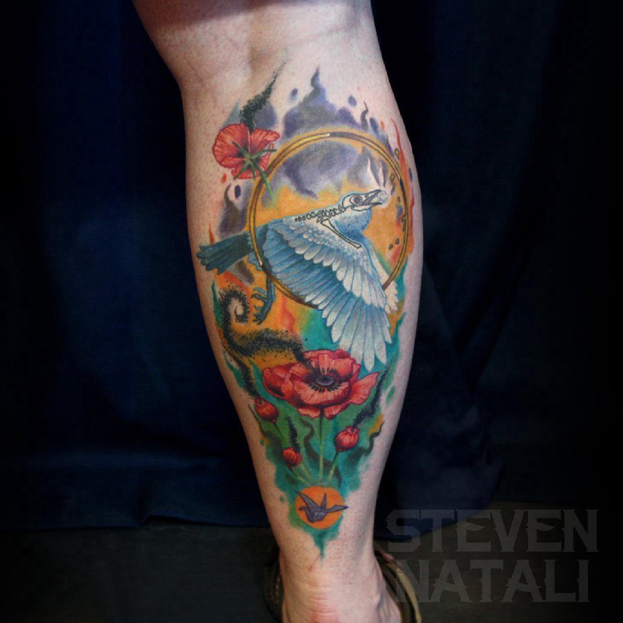 点击大图看下一张：罂粟花纹身图片  男生小腿上罂粟花和鸟纹身图片