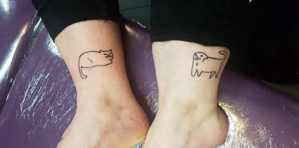 点击大图看下一张：百乐动物纹身 情侣脚踝上猫和狗纹身图片