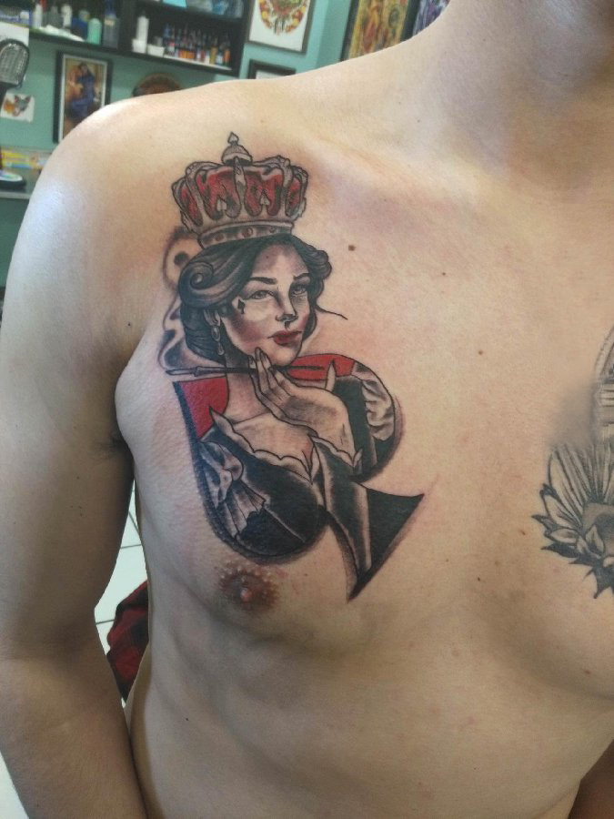 点击大图看下一张：黑桃图案纹身 男生胸上黑桃和人物纹身图片