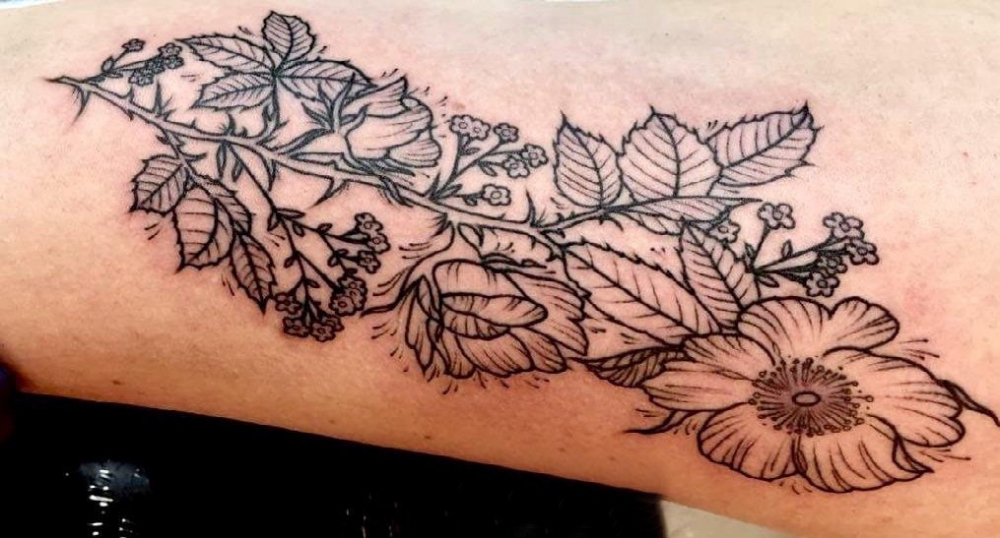 点击大图看下一张：花卉纹身图案 女生手臂上小清新的花卉纹身图片