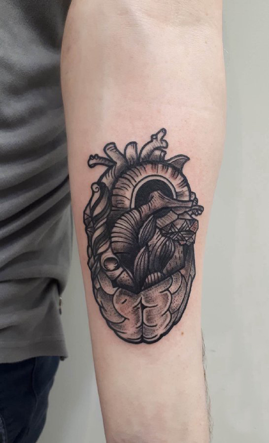 点击大图看下一张：机械心脏纹身图案 男生手臂上黑色的心脏纹身图片