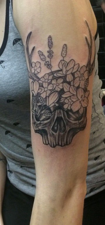 点击大图看下一张：骷髅花臂纹身图片 女生手臂上花朵和骷髅纹身图片