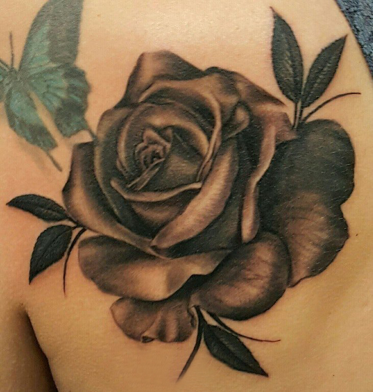 点击大图看下一张：玫瑰纹身图 女生肩上彩绘玫瑰和蝴蝶纹身图片