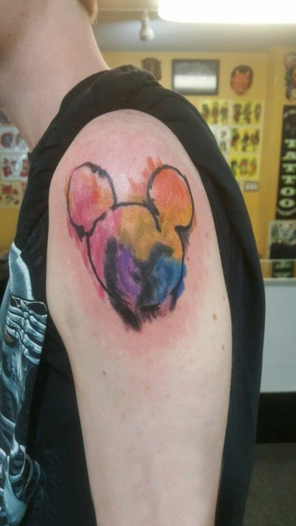 点击大图看下一张：米老鼠头纹身  男生大臂上创意的米老鼠头纹身图片