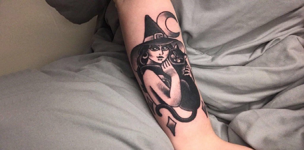 点击大图看下一张：女巫纹身图案  女生手臂上女巫和猫纹身图片