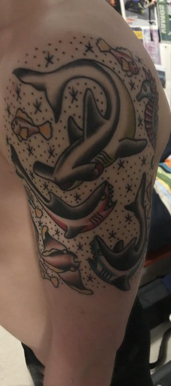 点击大图看下一张：鲨鱼纹身图 男生大臂上凶猛的鲨鱼纹身图片