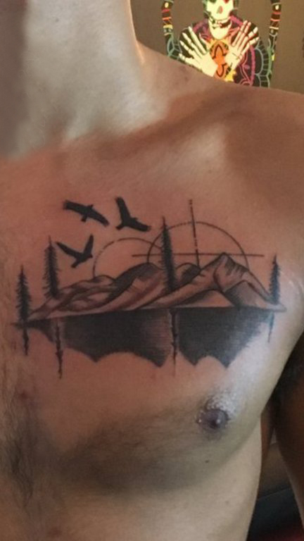 点击大图看下一张：山水纹身图案  男生胸上黑灰的山水和鸟纹身图片