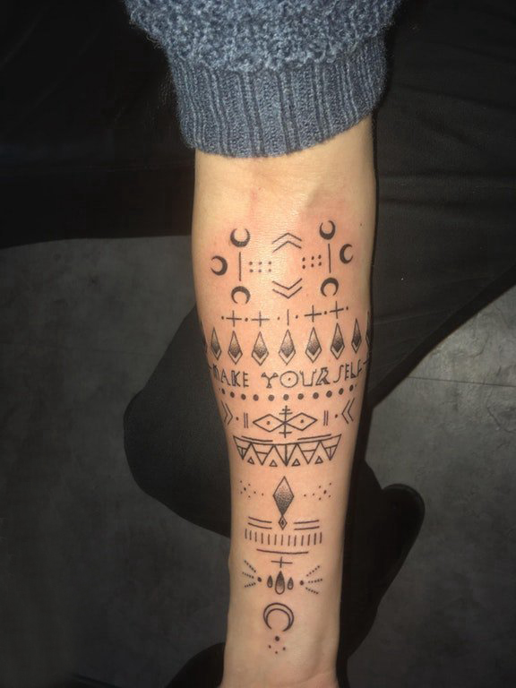 点击大图看下一张：几何和花纹身图案  女生手臂上几何和花纹纹身图片