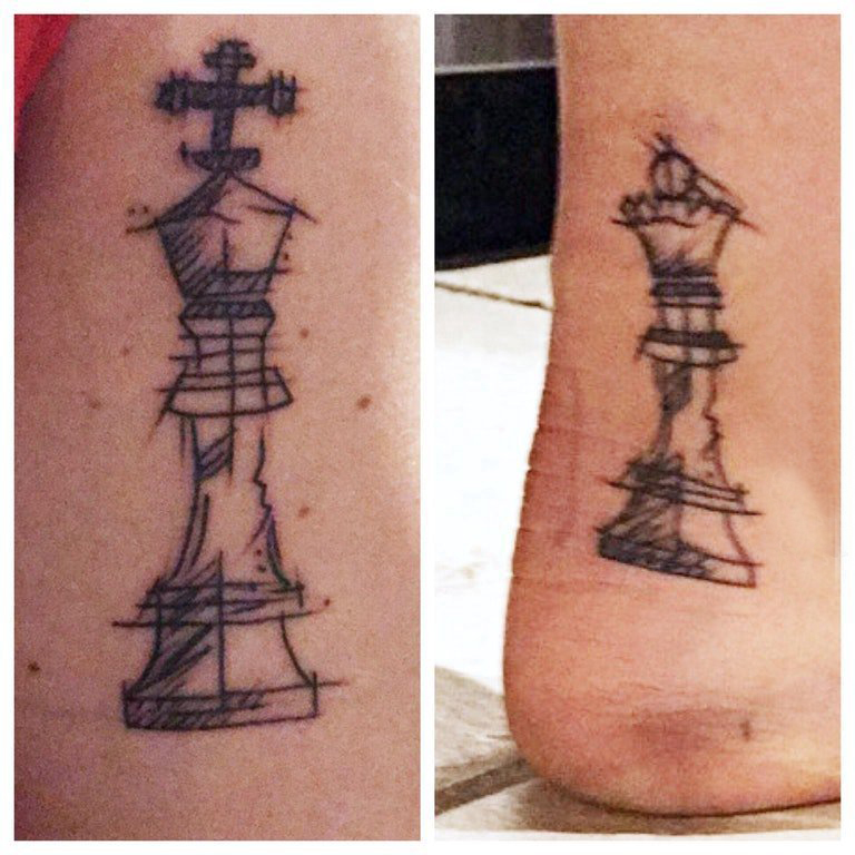 点击大图看下一张：简易纹身素描 男生脚踝上黑色的象棋纹身图片