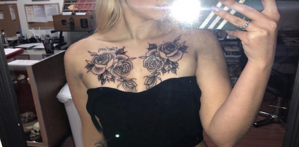 点击大图看下一张：玫瑰纹身图  女生锁骨上黑色的玫瑰纹身图片